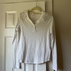 White “Lace” Detail Women's Top. Lucky Brand size XS. Excellent condition.